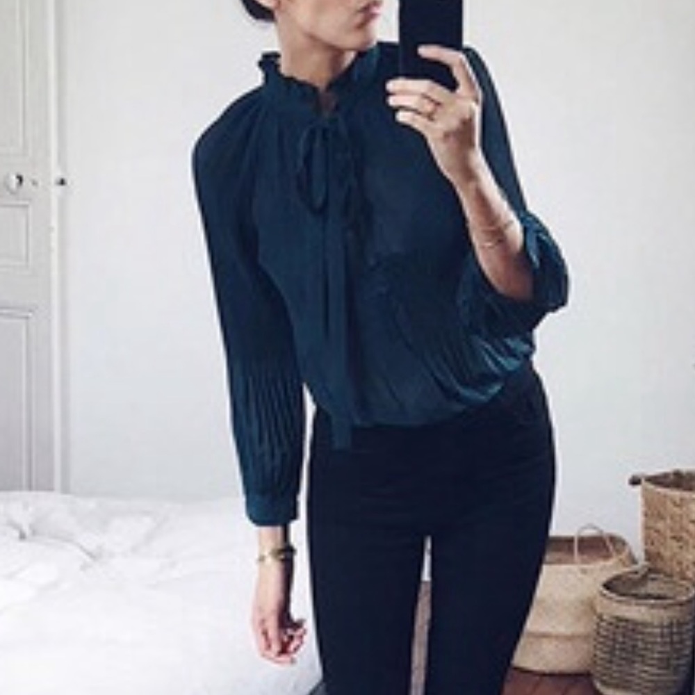 🆕chiffon bodysuit w/pleats & tie neck - Picture 5 of 8